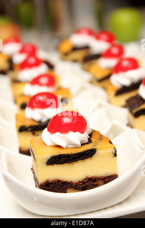 Un gâteau au fromage brownie sur white cup Banque D'Images