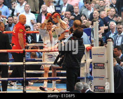 Londres, Royaume-Uni. 31 mai, 2014. Championnat WBA poids coq Jamie McDonnell et Tabtimdaeng Rachawat Na. McDonnell a gagné le combat par l'arrêt de Tabtimdaeng Rachawat Na dans la 10e ronde : Action Crédit Plus Sport/Alamy Live News Banque D'Images