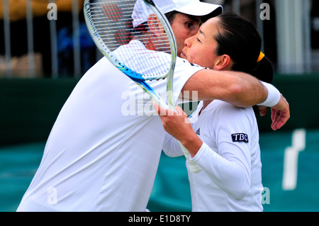 Kimiko Date-Krumm (Japon) et David marrero (Espagne) jouant le double mixte à Wimbledon 2013 Banque D'Images