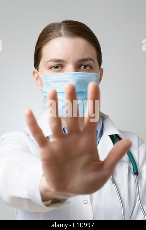 Médecin montrant un panneau d'arrêt Banque D'Images