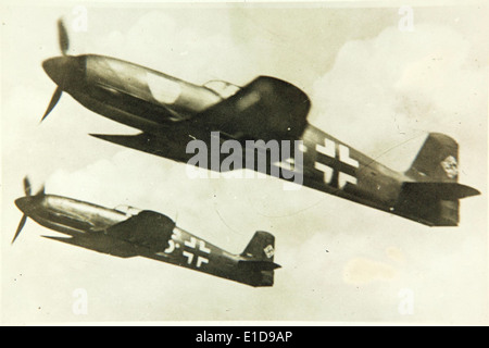 Le Heinkel He 100 était un avion de chasse allemand développé dans les années 1930 Connu pour sa conception avancée et sa vitesse, il était un concurrent des autres chasseurs d'avant la seconde Guerre mondiale, bien qu'il n'entre pas dans la production de masse. Banque D'Images