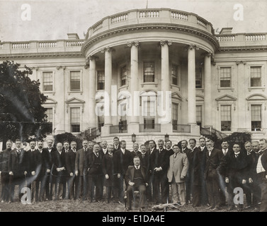 Le président Roosevelt et son Cabinet Tennis - Le président Theodore Roosevelt à un événement d'adieu sur la pelouse de la Maison Blanche pour sa 'Cabinet Tennis ;' statue en bronze de crouching cougar par Alexander P. Proctor, présenté à Roosevelt par le groupe, est à ses pieds. 1909 Banque D'Images