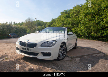 White BMW Série 6 M Sport 2 portes décapotable garée 640d Banque D'Images