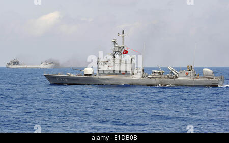 Istanbul. 31 mai, 2014. Un navire de la cible d'attaques dans un exercice militaire dans la mer Méditerranée en Turquie, le 31 mai 2014. Les forces navales turques a lancé une grande et large plage les exercices militaires avec le nom de code White Storm-2014 dans le sud-ouest de la province d'Antalya Méditerranée district. Le processus de formation se poursuivra jusqu'au 1 juin. © Cihan/Xinhua/Alamy Live News Banque D'Images