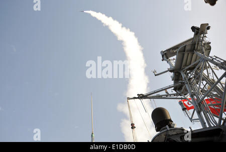 Istanbul. 31 mai, 2014. Un navire de guerre lance missile dans un exercice militaire dans la mer Méditerranée en Turquie, le 31 mai 2014. Les forces navales turques a lancé une grande et large plage les exercices militaires avec le nom de code White Storm-2014 dans le sud-ouest de la province d'Antalya Méditerranée district. Le processus de formation se poursuivra jusqu'au 1 juin. © Cihan/Xinhua/Alamy Live News Banque D'Images