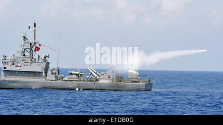 Istanbul. 31 mai, 2014. Un navire de guerre lance missile dans un exercice militaire dans la mer Méditerranée en Turquie, le 31 mai 2014. Les forces navales turques a lancé une grande et large plage les exercices militaires avec le nom de code White Storm-2014 dans le sud-ouest de la province d'Antalya Méditerranée district. Le processus de formation se poursuivra jusqu'au 1 juin. © Cihan/Xinhua/Alamy Live News Banque D'Images
