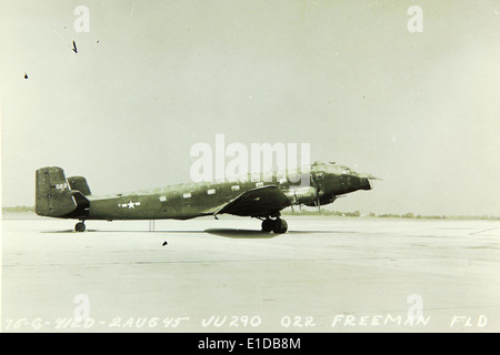 Le Junkers Ju.290 était un avion de transport et de reconnaissance allemand utilisé pendant la seconde Guerre mondiale. Il a été développé à partir du Ju.90 et a été principalement employé par la Luftwaffe pour des missions à long rayon d'action, avec une forme d'aile distinctive et un grand fuselage. Banque D'Images
