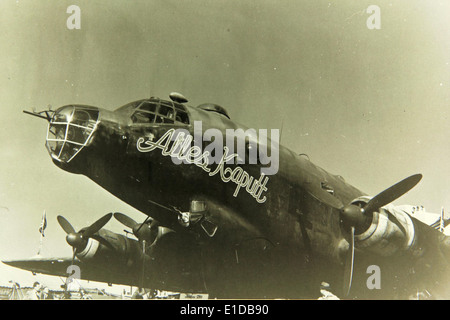 Le Junkers Ju 290 était un avion de transport allemand utilisé pendant la seconde Guerre mondiale conçu pour des missions à longue portée, il pouvait transporter à la fois du fret et des troupes. Avec sa construction monoplan entièrement métallique distinctive, le Ju 290 a également été utilisé pour la reconnaissance et les patrouilles maritimes, reflétant l'utilisation stratégique par l'Allemagne d'avions pour de multiples rôles dans la guerre. Banque D'Images