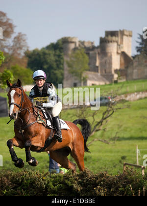 Belsay, UK. 31 mai, 2014. Un concurrent dans le cross-country de l'article supprime les sauts lors de l'équitation de Belsay 2014, organisé pour la deuxième année consécutive en raison de Belsay château dans le Northumberland, en Angleterre. Belsay château lui-même, visible en arrière-plan, est géré par l'English Heritage et est ouvert au public toute l'année. Credit : AC Images/Alamy Live News Banque D'Images