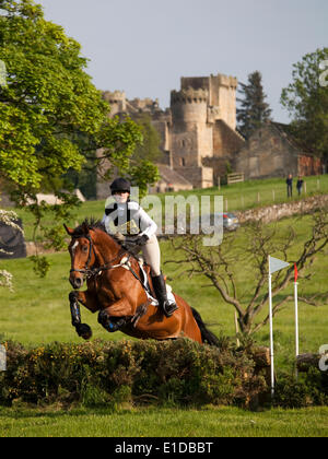 Belsay, UK. 31 mai, 2014. Un concurrent dans le cross-country de l'article supprime les sauts lors de l'équitation de Belsay 2014, organisé pour la deuxième année consécutive en raison de Belsay château dans le Northumberland, en Angleterre. Belsay château lui-même, visible en arrière-plan, est géré par l'English Heritage et est ouvert au public toute l'année. Credit : AC Images/Alamy Live News Banque D'Images