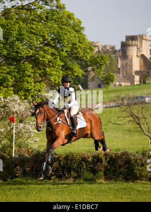 Belsay, UK. 31 mai, 2014. Un concurrent dans le cross-country de l'article supprime les sauts lors de l'équitation de Belsay 2014, organisé pour la deuxième année consécutive en raison de Belsay château dans le Northumberland, en Angleterre. Belsay château lui-même, visible en arrière-plan, est géré par l'English Heritage et est ouvert au public toute l'année. Credit : AC Images/Alamy Live News Banque D'Images