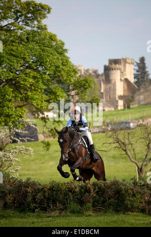 Belsay, UK. 31 mai, 2014. Un concurrent dans le cross-country de l'article supprime les sauts lors de l'équitation de Belsay 2014, organisé pour la deuxième année consécutive en raison de Belsay château dans le Northumberland, en Angleterre. Belsay château lui-même, visible en arrière-plan, est géré par l'English Heritage et est ouvert au public toute l'année. Credit : AC Images/Alamy Live News Banque D'Images