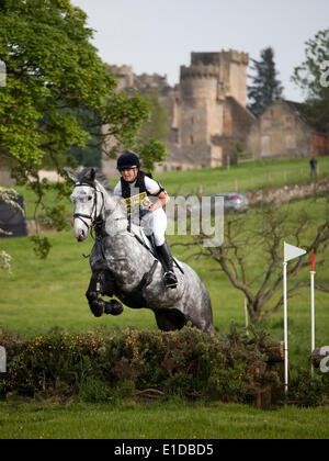 Belsay, UK. 31 mai, 2014. Un concurrent dans le cross-country de l'article supprime les sauts lors de l'équitation de Belsay 2014, organisé pour la deuxième année consécutive en raison de Belsay château dans le Northumberland, en Angleterre. Belsay château lui-même, visible en arrière-plan, est géré par l'English Heritage et est ouvert au public toute l'année. Credit : AC Images/Alamy Live News Banque D'Images