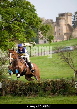 Belsay, UK. 31 mai, 2014. Un concurrent dans le cross-country de l'article supprime les sauts lors de l'équitation de Belsay 2014, organisé pour la deuxième année consécutive en raison de Belsay château dans le Northumberland, en Angleterre. Belsay château lui-même, visible en arrière-plan, est géré par l'English Heritage et est ouvert au public toute l'année. Credit : AC Images/Alamy Live News Banque D'Images