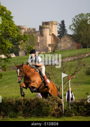 Belsay, UK. 31 mai, 2014. Un concurrent dans le cross-country de l'article supprime les sauts lors de l'équitation de Belsay 2014, organisé pour la deuxième année consécutive en raison de Belsay château dans le Northumberland, en Angleterre. Belsay château lui-même, visible en arrière-plan, est géré par l'English Heritage et est ouvert au public toute l'année. Credit : AC Images/Alamy Live News Banque D'Images