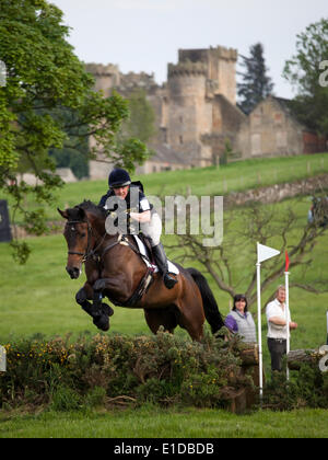 Belsay, UK. 31 mai, 2014. Un concurrent dans le cross-country de l'article supprime les sauts lors de l'équitation de Belsay 2014, organisé pour la deuxième année consécutive en raison de Belsay château dans le Northumberland, en Angleterre. Belsay château lui-même, visible en arrière-plan, est géré par l'English Heritage et est ouvert au public toute l'année. Credit : AC Images/Alamy Live News Banque D'Images