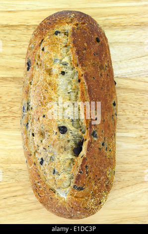 D'olive italienne fraîchement cuits au four à pain de trois coup de frais généraux on cutting board background Banque D'Images