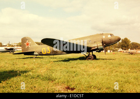 Le Lisunov Li-2 était un avion de transport de construction soviétique dérivé du DC-3 américain. Il a été largement utilisé en Union soviétique à des fins civiles et militaires. Cet avion a été une partie importante de l'histoire de l'aviation soviétique, fournissant un transport fiable au milieu du XXe siècle. Banque D'Images