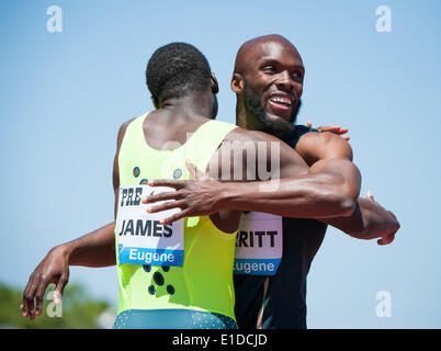 Eugene, OR, USA. 31 mai, 2014. Kirani James ((à gauche) de la Grenade a 43,97 gamelle avec Lashawn Merritt (droite) des USA dans la Prefontaine Classic men's 400m. La Prefontaine Classic, le plus long dans l'invitation internationale de répondre aux États-Unis, a 40 ans cette année.L'élite 2014 concours tenu à Eugene, Oregon à l'Université de l'Oregon's historic Hayward Field est dans sa cinquième année, l'hôte de la Diamond League de l'IAAF. Credit : Ken Hawkins/ZUMAPRESS.com/Alamy Live News Banque D'Images