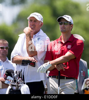 Columbus, États-Unis. 31 mai, 2014. Adam Scott (R) de l'Australie attend sur partiront en avant pendant le Memorial Tournament à Muirfield Village Golf Club de Dublin, les États-Unis, le 31 mai 2014. Credit : Shen Ting/Xinhua/Alamy Live News Banque D'Images