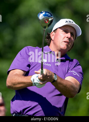 Columbus, États-Unis. 31 mai, 2014. Phil le Mickelsoof United States regarde il teed off au Memorial Tournament à Muirfield Village Golf Club de Dublin, les États-Unis, le 31 mai 2014. Credit : Shen Ting/Xinhua/Alamy Live News Banque D'Images