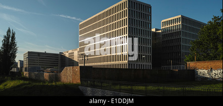 Nouveau siège de la BND, le Service de renseignement fédéral allemand à Berlin, en basse lumière. Banque D'Images