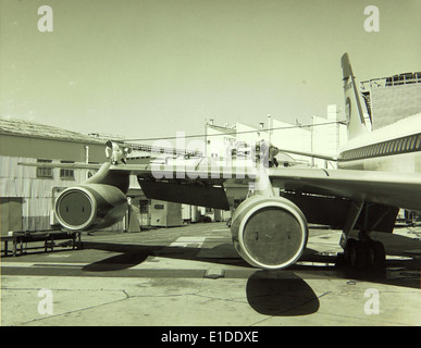 Le Convair 880 était un avion de ligne commercial développé dans les années 1950 Il était connu pour sa rapidité et son design efficace, mais n'a pas eu autant de succès que ses concurrents comme le Boeing 707. Le 880 a été utilisé par plusieurs compagnies aériennes à la fin des années 1950 et au début des années 1960 avant d'être retiré. Les contributions de Convair à l'aviation comprennent des avancées significatives dans la technologie des avions de ligne à réaction. Banque D'Images