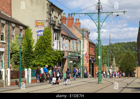 Tramway à la rue principale de la belle ville qui fait partie du musée Beamish, dans le comté de Durham, Angleterre. Banque D'Images