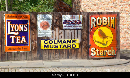 Les affiches publicitaires anciennes à Beamish Museum, un monde-célèbre musée en plein air dans le nord-est de l'Angleterre. Banque D'Images