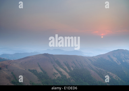 Sunrise de Kodachadri Peak dans les Ghâts occidentaux du district de Shimoga dans l'état de Karnataka en Inde. Banque D'Images