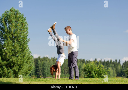 Young woman doing handstand extérieur Banque D'Images