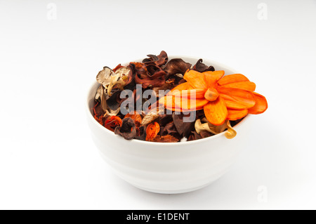 Pot-pourri avec orange fleur sur fond blanc Banque D'Images