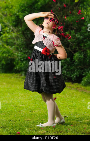 Vintage petite fille habillée dans le jardin Banque D'Images