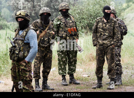 Donetsk, Ukraine. 31 mai, 2014. Les soldats de la Garde nationale sur leur check-point proche de Slaviansk, le 31 mai 2014. Plus de 20 membres du personnel de l'armée ukrainienne ont été tués pendant l'opération spéciale dans l'Est du pays, le ministre de la Défense par intérim de l'Ukraine Mykhailo Koval dit. Selon Ministre Koval, la confrontation a coûté la vie à deux, les équipages des hélicoptères et plusieurs parachutistes. Credit : Sergii Kharchenko/NurPhoto ZUMAPRESS.com/Alamy/Live News Banque D'Images