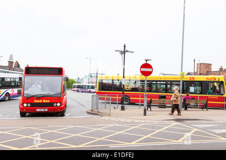British transport autobus stationnés et au départ de Newcastle Under Lyme station de bus rempli de passagers aller et venir Banque D'Images