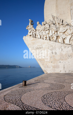 Monument des Découvertes (Padrao dos Descobrimentos) par le Tage à Belem de Lisbonne au Portugal. Banque D'Images