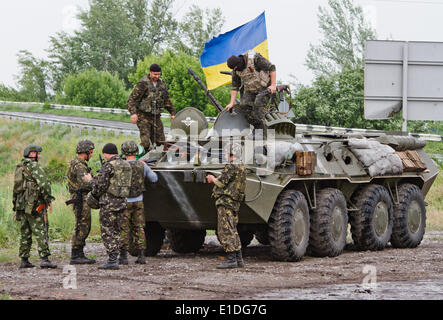 Slaviansk, Ukraine. 31 mai, 2014. SLAVIANSK, UKRAINE : les soldats de la Garde nationale prêt à obtenir à bord sur l'APC se battre avec le Pro-Ukraine séparatistes qui menace la division territoriale du pays. (Photo de Sergii Kharchenko/Pacific Press) Credit : PACIFIC PRESS/Alamy Live News Banque D'Images