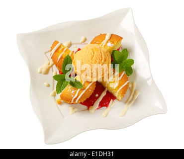 Rempli de crème anglaise muffins avec boule de glace Banque D'Images