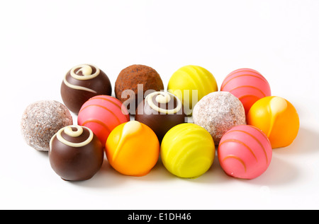 Un assortiment de truffes au chocolat et ganache pralinés fruits Banque D'Images