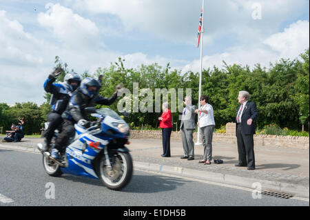 Carterton, UK. 1er juin 2014. cllr Maxine Crossland, vice-lord lieutenant d'Oxfordshire Brian Crossland, Maire de Carterton Lynn peu accueillir les coureurs pendant le tour de respect. Jusqu'à 10 motos, 000 participent à un tour par l'Oxfordshire de Dry Sandford à Carterton pour rendre hommage aux braves hommes et femmes tués en service et remercier les communes pour leurs soins de nos héros et leurs familles. Credit : Desmond Brambley/Alamy Live News Banque D'Images