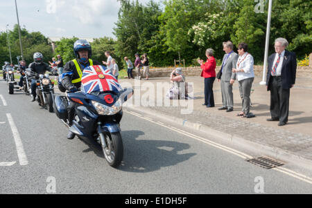 Carterton, UK. 1er juin 2014. cllr Maxine Crossland, vice-lord lieutenant d'Oxfordshire Brian Crossland, Maire de Carterton Lynn peu accueillir les coureurs pendant le tour de respect. Jusqu'à 10 motos, 000 participent à un tour par l'Oxfordshire de Dry Sandford à Carterton pour rendre hommage aux braves hommes et femmes tués en service et remercier les communes pour leurs soins de nos héros et leurs familles. Credit : Desmond Brambley/Alamy Live News Banque D'Images