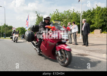 Carterton, UK. 1er juin 2014. cllr Maxine Crossland, vice-lord lieutenant d'Oxfordshire Brian Crossland, Maire de Carterton Lynn peu accueillir les coureurs pendant le tour de respect. Jusqu'à 10 motos, 000 participent à un tour par l'Oxfordshire de Dry Sandford à Carterton pour rendre hommage aux braves hommes et femmes tués en service et remercier les communes pour leurs soins de nos héros et leurs familles. Credit : Desmond Brambley/Alamy Live News Banque D'Images