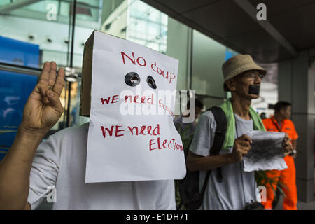 Bangkok, Thaïlande. 01 Juin, 2014. Bangkok, Bangkok, Thaïlande. 1er juin 2014. Les gens au centre commercial Terminal 21 à Bangkok protester contre le coup d'Etat thaïlandais. L'armée thaïlandaise a pris le pouvoir dans un coup d'État qui avaient détrôné un gouvernement démocratiquement élu le 22 mai. Depuis lors, il y a eu de protestations sporadiques contre le coup. Les protestations dimanche ont été le plus grand de plusieurs jours et semblait être spontané ''flash mobs'' qui ont comparu à centres commerciaux de Bangkok et puis s'est brisé lorsque les soldats sont arrivés. Protestation contre le coup d'État est illégal et la junte a menacé d'arrêter toute personne qui proteste contre la Banque D'Images