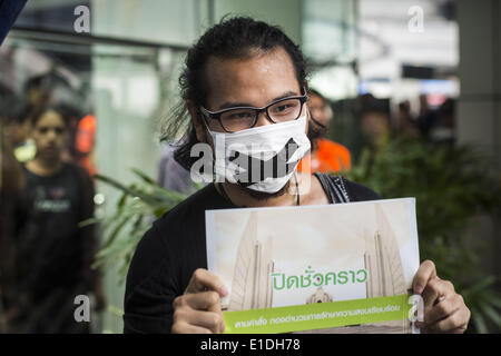 Bangkok, Thaïlande. 01 Juin, 2014. Bangkok, Bangkok, Thaïlande. 1er juin 2014. Un homme proteste contre la perte de la liberté d'expression contre le coup d'Thaï à la borne 21, un centre commercial populaire à Bangkok. L'armée thaïlandaise a pris le pouvoir dans un coup d'État qui avaient détrôné un gouvernement démocratiquement élu le 22 mai. Depuis lors, il y a eu de protestations sporadiques contre le coup. Les protestations dimanche ont été le plus grand de plusieurs jours et semblait être spontané ''flash mobs'' qui ont comparu à centres commerciaux de Bangkok et puis s'est brisé lorsque les soldats sont arrivés. Credit : ZUMA Press, Inc./Alamy Live News Banque D'Images