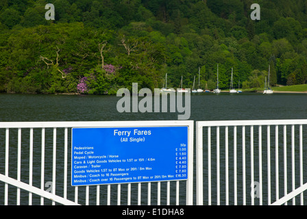 Tarif prix sur le Canard colvert, le ferry qui traverse le lac Windermere, Parc National de Lake District, Cumbria, Angleterre, Royaume-Uni Banque D'Images