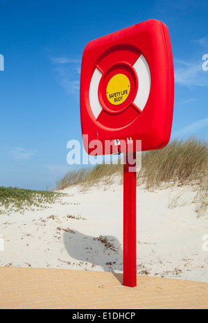 Bouée de sécurité en cas rouge debout sur la plage Banque D'Images