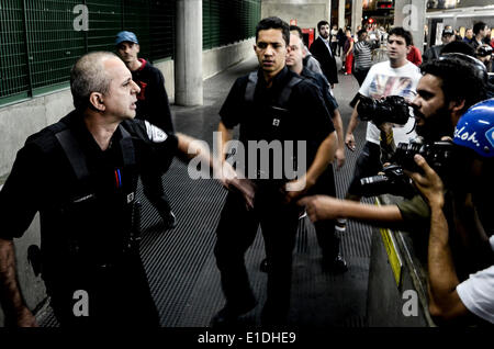 Sao Paulo, Brésil. 31 mai, 2014. Personnel de sécurité métro discuter avec les journalistes dans la station de métro de Barra Funda, juste après la 9e manifestation contre la Coupe du Monde à São Paulo, Brésil. Série de hits protestation du pays contre les plus de 11 milliards de dollars de fonds soit utilisé sur le tournoi à la place accordée à la santé, l'éducation et de transport du pays. (Photo par Gustavo Basso / Pacific Press/Alamy Live News) Banque D'Images