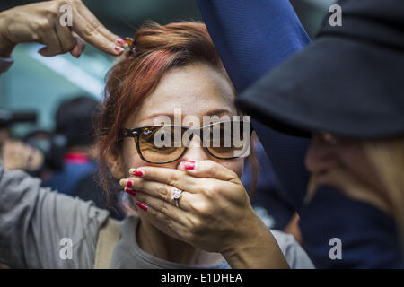 Bangkok, Thaïlande. 01 Juin, 2014. Bangkok, Bangkok, Thaïlande. 1er juin 2014. Les thaïs protester contre la perte de la liberté de parole en couvrant leur bouche et leur main en forme d'armes à feu à la tête lors d'une manifestation contre le coup d'État à Bangkok. L'armée thaïlandaise a pris le pouvoir dans un coup d'État qui avaient détrôné un gouvernement démocratiquement élu le 22 mai. Depuis lors, il y a eu de protestations sporadiques contre le coup. Les protestations dimanche ont été le plus grand de plusieurs jours et semblait être spontané ''flash mobs'' qui ont comparu à centres commerciaux de Bangkok et puis s'est brisé lorsque les soldats sont arrivés. © ZUMA Press, Banque D'Images