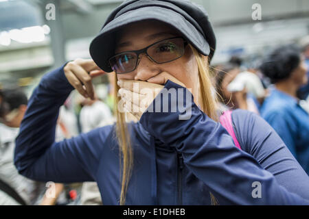 Bangkok, Thaïlande. 01 Juin, 2014. Bangkok, Bangkok, Thaïlande. 1er juin 2014. Les thaïs protester contre la perte de la liberté de parole en couvrant leur bouche et leur main en forme d'armes à feu à la tête lors d'une manifestation contre le coup d'État à Bangkok. L'armée thaïlandaise a pris le pouvoir dans un coup d'État qui avaient détrôné un gouvernement démocratiquement élu le 22 mai. Depuis lors, il y a eu de protestations sporadiques contre le coup. Les protestations dimanche ont été le plus grand de plusieurs jours et semblait être spontané ''flash mobs'' qui ont comparu à centres commerciaux de Bangkok et puis s'est brisé lorsque les soldats sont arrivés. © ZUMA Press, Banque D'Images