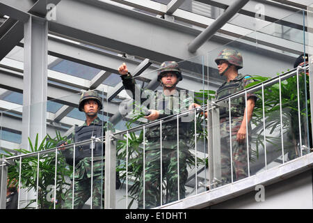 Bangkok, Thaïlande. 1er juin 2014. Des soldats thaïlandais montent la garde devant la borne 21, grand magasin à Bangkok, Thaïlande, le 1 juin 2014. Quelques manifestants ont comparu à coup d'anti-rallyes prévus en huit grandes taches dans la capitale thaïlandaise Bangkok le dimanche. Credit : Rachen Sageamsak/Xinhua/Alamy Live News Banque D'Images